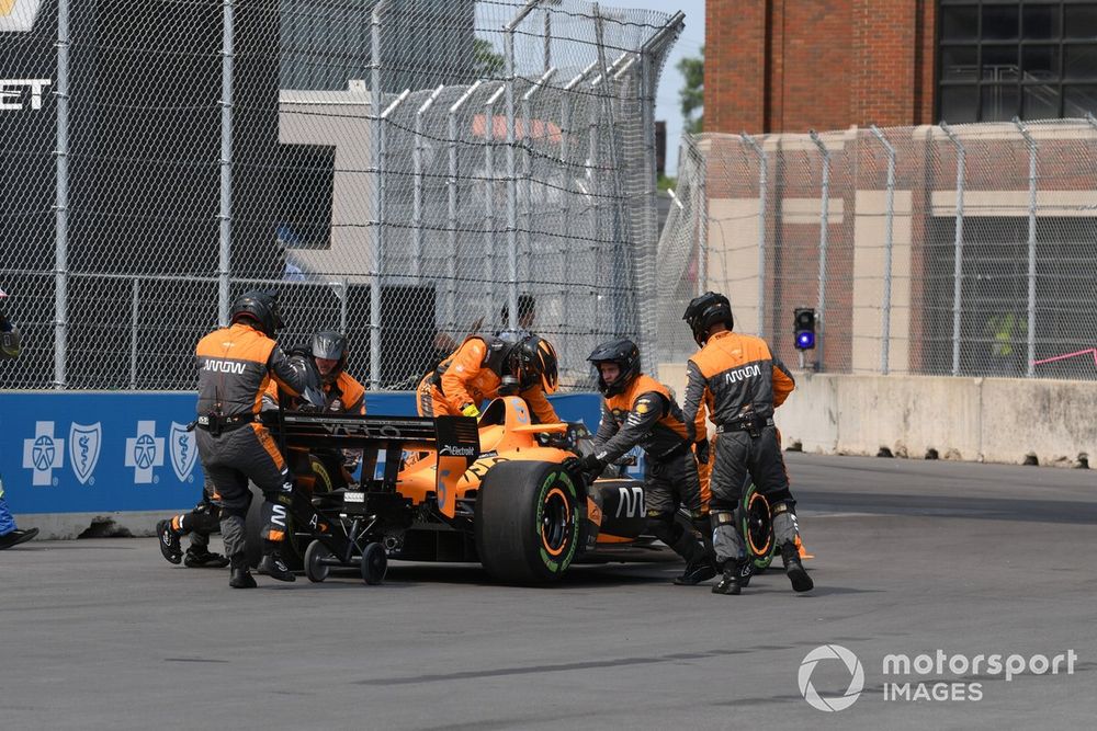Patricio O'Ward, Arrow McLaren Chevrolet es empujado de vuelta a su box después de que se le soltó una tuerca de la rueda.