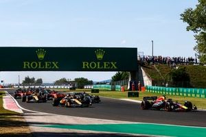 Max Verstappen, Red Bull Racing RB19, Oscar Piastri, McLaren MCL60, Lando Norris, McLaren MCL60, Lewis Hamilton, Mercedes F1 W14, Charles Leclerc, Ferrari SF-23, el resto de la parrilla.