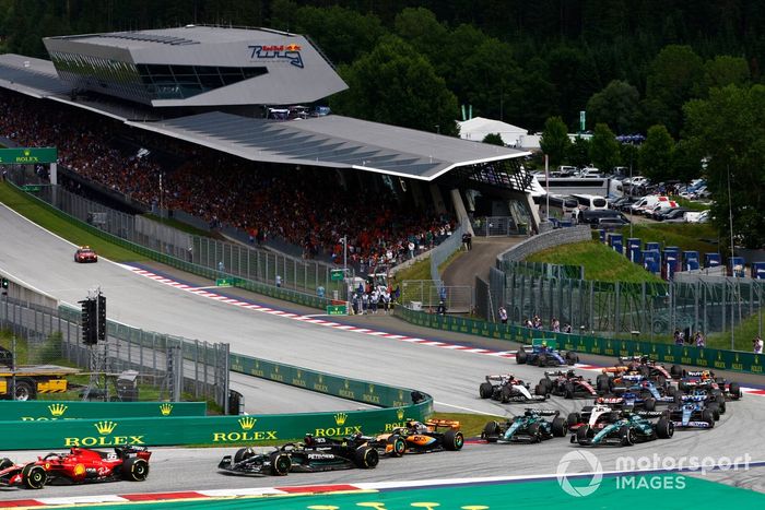 Carlos Sainz, Ferrari SF-23, Lewis Hamilton, Mercedes F1 W14, Lando Norris, McLaren MCL60, Lance Stroll, Aston Martin AMR23, el resto de la parrilla en la salida.