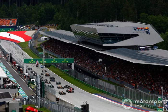 Arrancada Max Verstappen, Red Bull Racing RB19, Charles Leclerc, Ferrari SF-23, Carlos Sainz, Ferrari SF-23, Lando Norris, McLaren MCL60, Lewis Hamilton, Mercedes F1 W14, el resto de la parrilla en la salida.