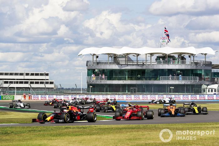 Max Verstappen, Red Bull Racing RB16, Charles Leclerc, Ferrari SF1000, Carlos Sainz Jr., McLaren MCL35, Daniel Ricciardo, Renault F1 Team R.S.20, y el resto en la vuelta de apertura