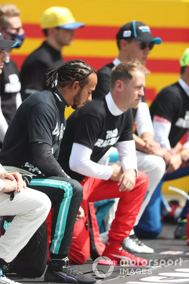Los pilotos, incluyendo a Lewis Hamilton, Mercedes-AMG F1, se paran y se arrodillan para apoyar la campaña 