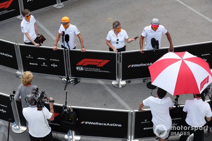 Lando Norris, McLaren y Carlos Sainz Jr., McLaren, hablan con los medios
