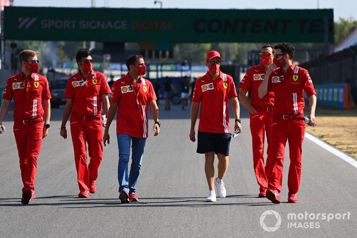 Sebastian Vettel, Ferrari, Marc Gené y otros miembros del equipo