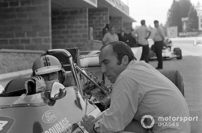 Frank Williams habla con Piers Courage, De Tomaso 308 Ford en el pit lane