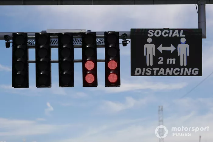 Recordatorio sobre la línea de meta para mantener el distanciamiento social