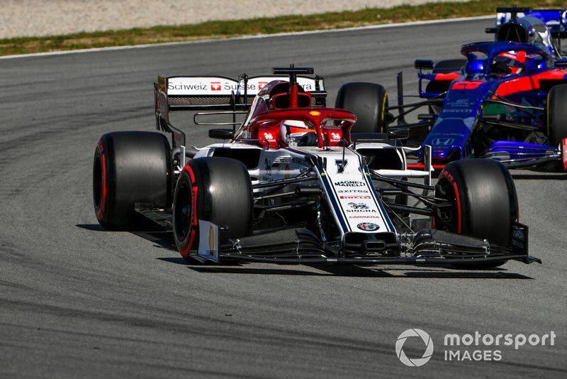 Kimi Raikkonen, Alfa Romeo Racing C38, por delante de Daniil Kvyat, Toro Rosso STR14