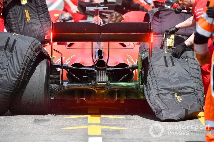 Los mecánicos retiran los calentadores de neumáticos del coche de Sebastian Vettel, Ferrari SF90, en el pit lane.