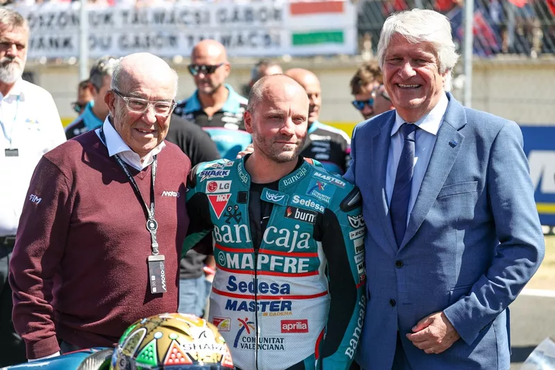 Carmelo Ezpeleta, PDG de Dorna Sports, Gabor Talmacsi et Jorge Viegas, président de la FIM 
