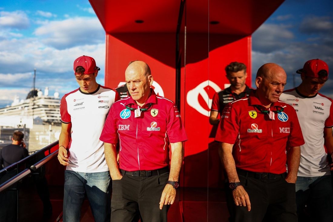  Jock Clear, starszy inżynier ds. osiągów w Ferrari i Ollie Bearman, Haas 