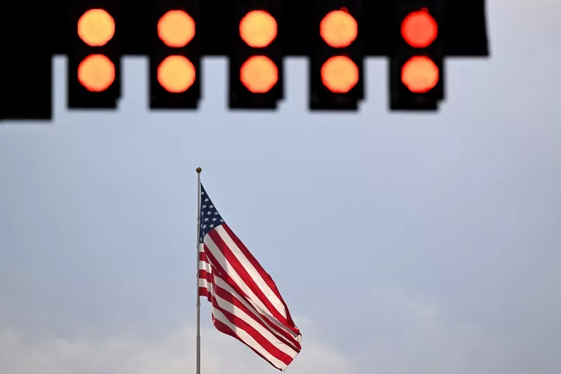 Vue générale du drapeau des États-Unis flottant le long de la voie ferrée