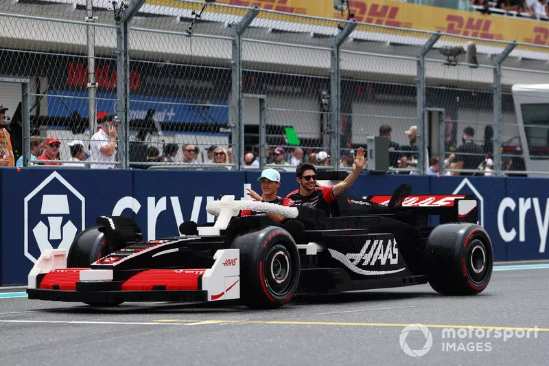Esteban Ocon, Haas F1 Team, Oliver Bearman, Haas F1 Team