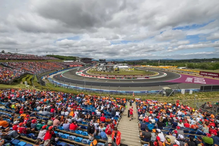 Espectadores llegan para ver el Gran Premio de Hungría de Fórmula Uno