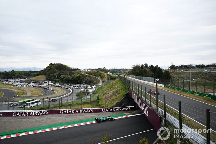 Fernando Alonso, Aston Martin AMR24 y Charles Leclerc, Ferrari SF-24 
