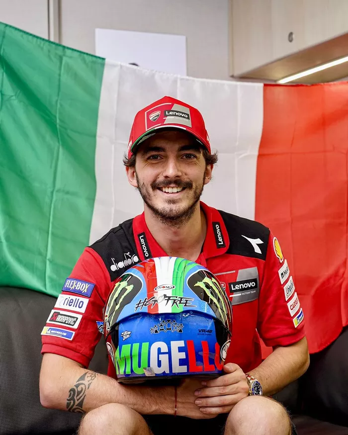 Francesco Bagnaia, Ducati Team, con su casco especial para Mugello