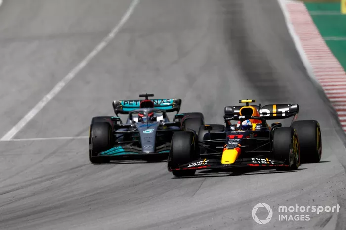 Sergio Pérez, Red Bull Racing RB18, pasa a George Russell, Mercedes W13 