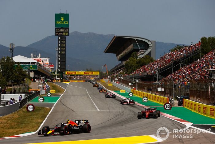 Sergio Pérez, Red Bull Racing RB18, Carlos Sainz, Ferrari F1-75, Mick Schumacher, Haas VF-22 