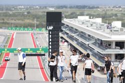 Esteban Gutiérrez, Haas F1 Team  camina por el circuito con el equipo