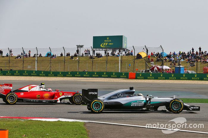 Lewis Hamilton, Mercedes AMG F1 Team W07 y Kimi Raikkonen, Ferrari SF16-H luchan por la posición