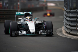 Льюіс Хемілтон, Mercedes AMG F1 W07 Hybrid попереду Даніеля Ріккардо, Red Bull Racing RB12