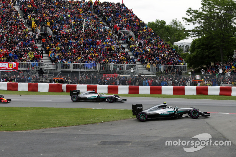 Nico Rosberg, Mercedes AMG F1 W07 Hybrid runs wide at the start of the race