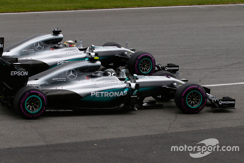 Lewis Hamilton, Mercedes AMG F1 W07 Hybrid und sein Teamkollege Nico Rosberg, Mercedes AMG F1 W07 Hy