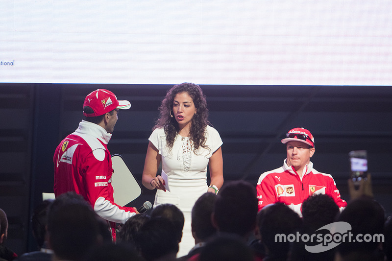 Kimi Raikkonen, Ferrari, Giselle Zarur Maccise reportera F1 Latinoamerica y Marc Gene, Piloto de prueba, Scuderia Ferrari en el Shell Eco-marathon cars