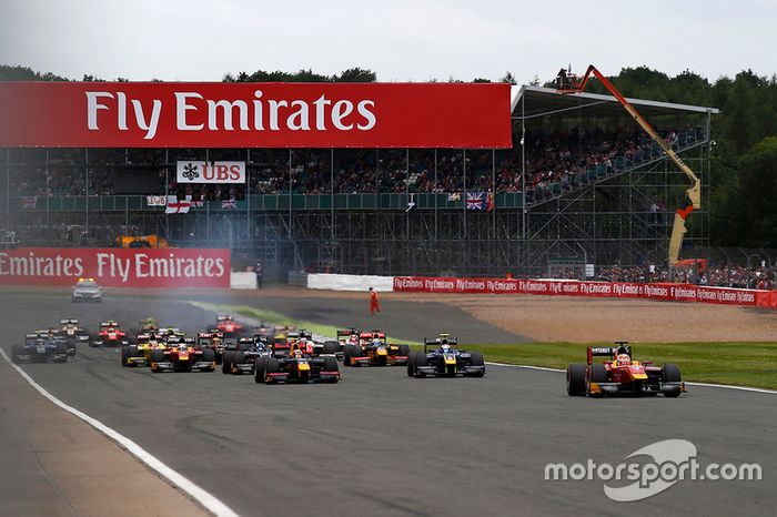 Arrancada: Jordan King, Racing Engineering líder