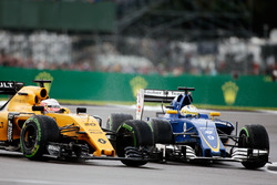 Борьба за позицию: Кевин Магнуссен, Renault Sport F1 Team RS16, и Маркус Эрикссон, Sauber C35
