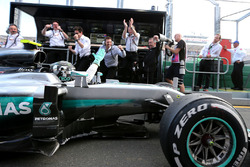 Il vincitore Nico Rosberg, Mercedes AMG F1 Team, nella pitlane