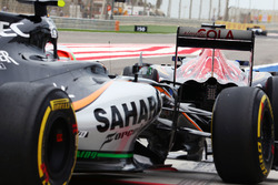 Макс Ферстаппен, Scuderia Toro Rosso STR11 и Альфонсо Селис мл., Sahara Force India F1 VJM09