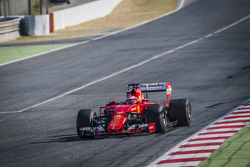 Kimi Räikkönen, Ferrari SF15-T, mit Pirelli-Reifen für 2017