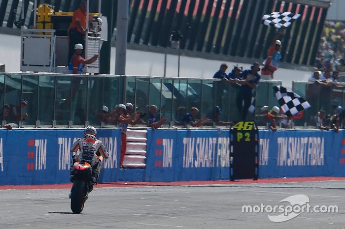 Tras culminar una espectacular remontada, Pedrosa entró destacado en la meta del Gran Premio de San Marino 2016