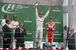 Podium: 2. Lewis Hamilton, Mercedes AMG F1; Sieger Nico Rosberg, Mercedes AMG F1; 3. Sebastian Vette