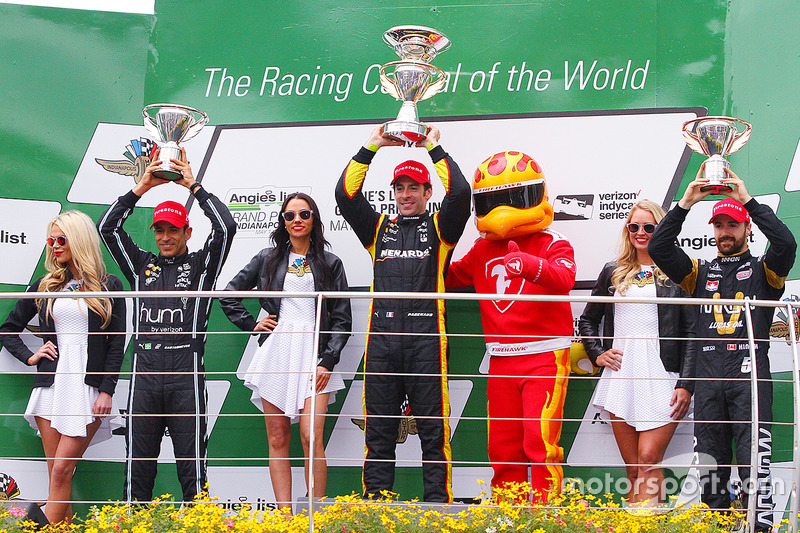 Podium: race winner Simon Pagenaud, Team Penske Chevrolet, second place Helio Castroneves, Team Pens