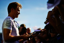 Nico Rosberg, Mercedes AMG F1 firma de autógrafos para los fans