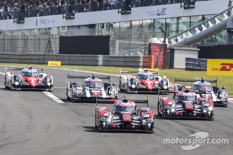 Start: #7 Audi Sport Team Joest Audi R18: Marcel Fässler, Andre Lotterer leads