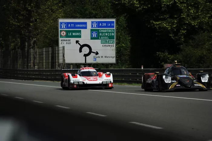 #24 Nielsen Racing Oreca 07 - Gibson de Fabio Scherer, David Heinemeier Hansson, Kyffin Simpson, #6 Porsche Penske Motorsport Porsche 963 de Kevin Estre, Andre Lotterer, Laurens Vanthoor