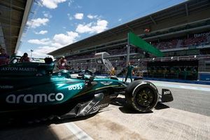 Lance Stroll, Aston Martin AMR24, sale del garaje