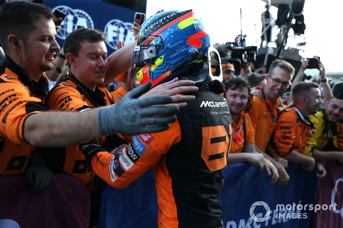 Oscar Piastri, McLaren F1 Team, 1ª posición, celebra con su equipo su llegada al Parc Ferme
