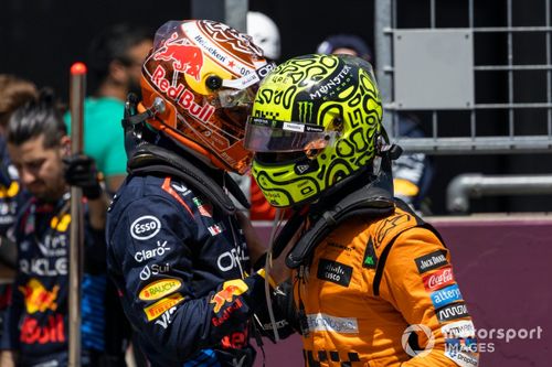 Max Verstappen, Red Bull Racing, 1ª posición, Lando Norris, McLaren F1 Team, 3ª posición, se felicitan mutuamente en Parc Ferme tras el Sprint