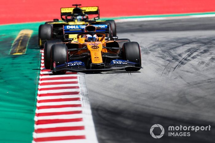 Carlos Sainz Jr., McLaren MCL34, Daniel Ricciardo, Renault R.S.19