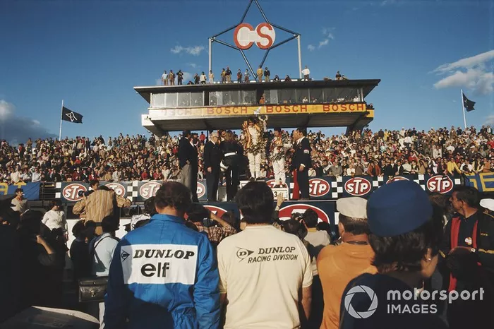 Ganador Jackie Stewart, segundo lugar Bruce McLaren, y tercer lugar Mario Andretti