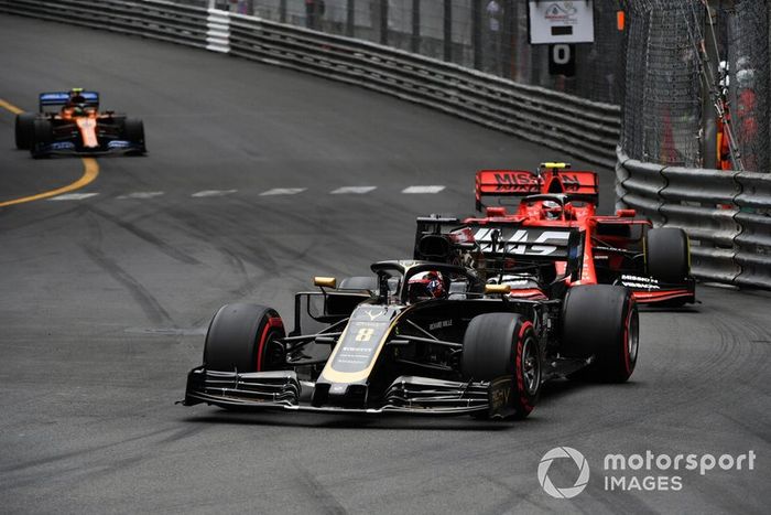 Romain Grosjean, Haas F1 Team VF-19, Charles Leclerc, Ferrari SF90, y Lando Norris, McLaren MCL34