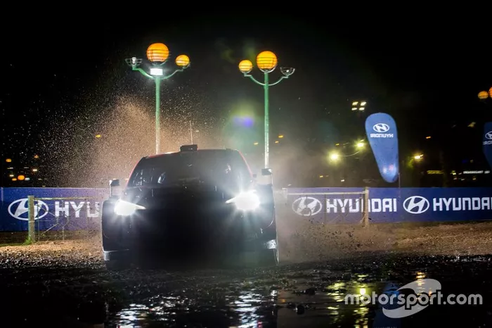 Thierry Neuville, Nicolas Gilsoul, Hyundai Motorsport Hyundai i20 Coupe WRC with Andrea Adamo, Team principal Hyundai Motorsport