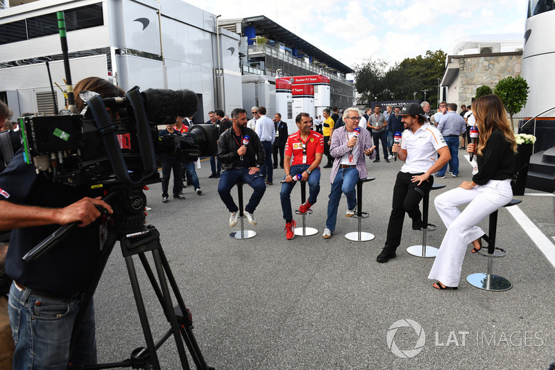 Фернандо Алонсо, McLaren, Федеріка Мазолін, Давіде Вальсеккі, Sky Italia Presenter, Марк Жене, Ferrari, ЖАк Вільньов, Sky Italia