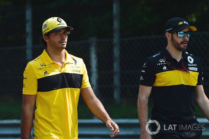 Carlos Sainz Jr., Renault Sport F1 Team, recorre la pista con el equipo