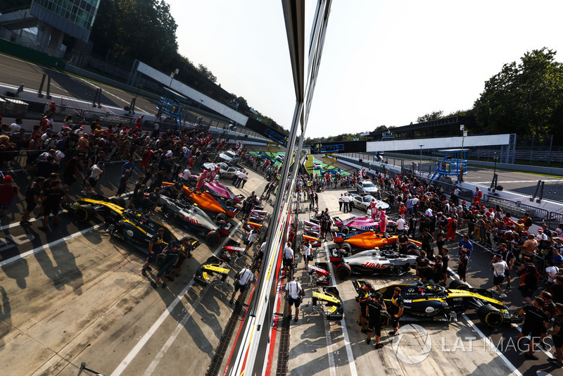 Cars of Nico Hulkenberg, Kevin Magnussen, Lando Norris, Esteban Ocon and Lewis Hamilton, Mercedes AMG F1 W09, line up in the pit lane