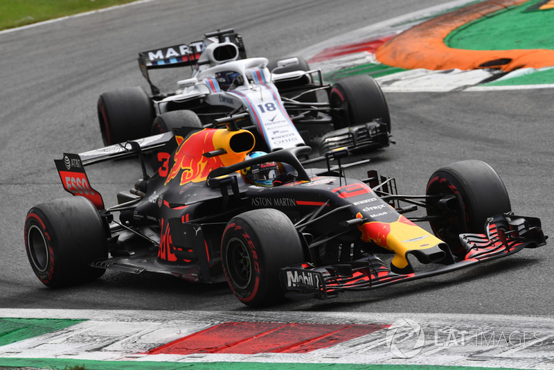 Daniel Ricciardo, Red Bull Racing RB14 y Lance Stroll, Williams FW41