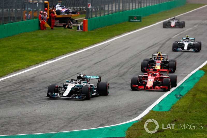 Lewis Hamilton, Mercedes AMG F1 W09, leads Kimi Raikkonen, Ferrari SF71H, Max Verstappen, Red Bull Racing RB14, Valtteri Bottas, Mercedes AMG F1 W09, and Romain Grosjean, Haas F1 Team VF-18